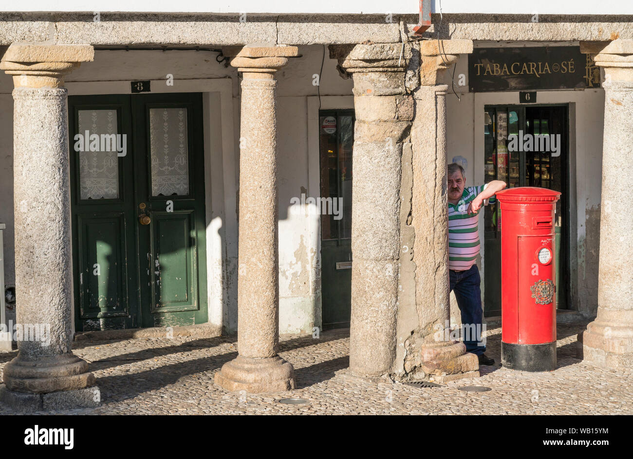 Tradizionale antica letter box in Praça Luís de Camões nel centro di Guarda, Beira Interior Norte, Portogallo settentrionale. Foto Stock