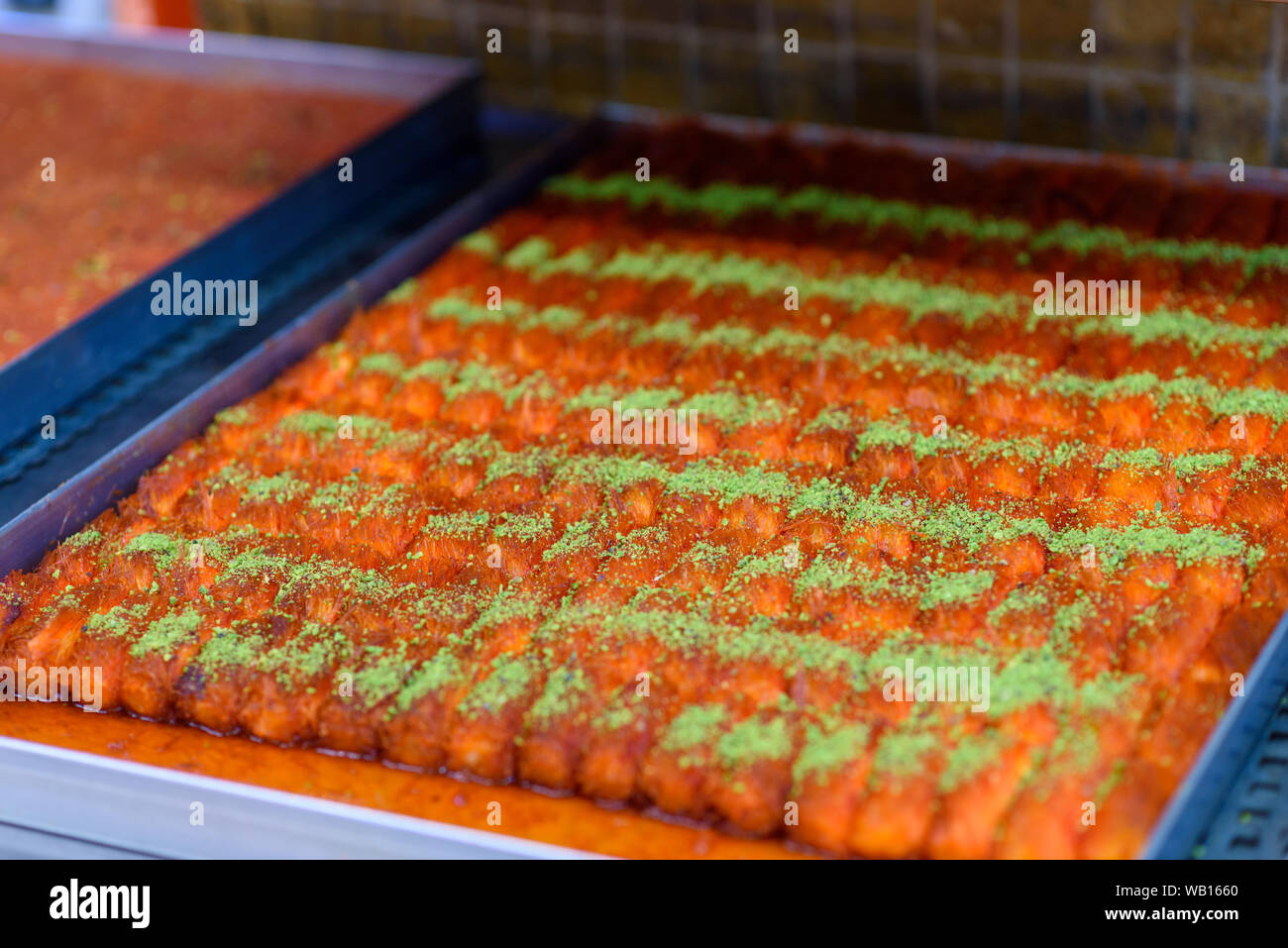 Kunafa rotoli. Dolce turco kunefe, knafeh, kunafa, kadayif con polvere di pistacchi e formaggio hot mangiato un dolce. Foto Stock