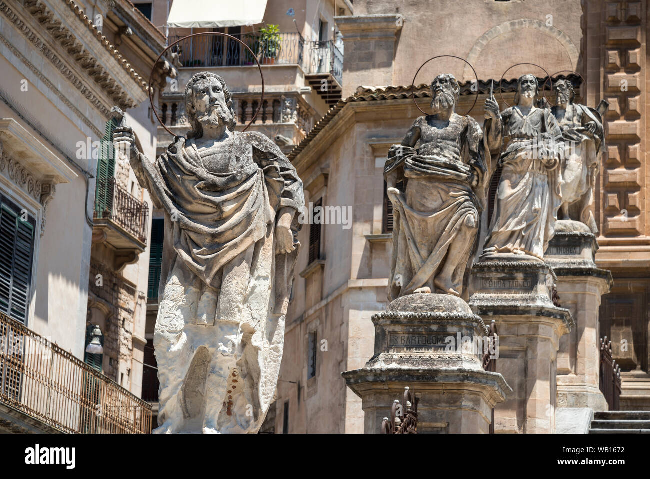 Le statue dei santi sulla scalinata che conduce alla chiesa di San Pietro in Modica Bassa, Modica, Sicilia. Foto Stock