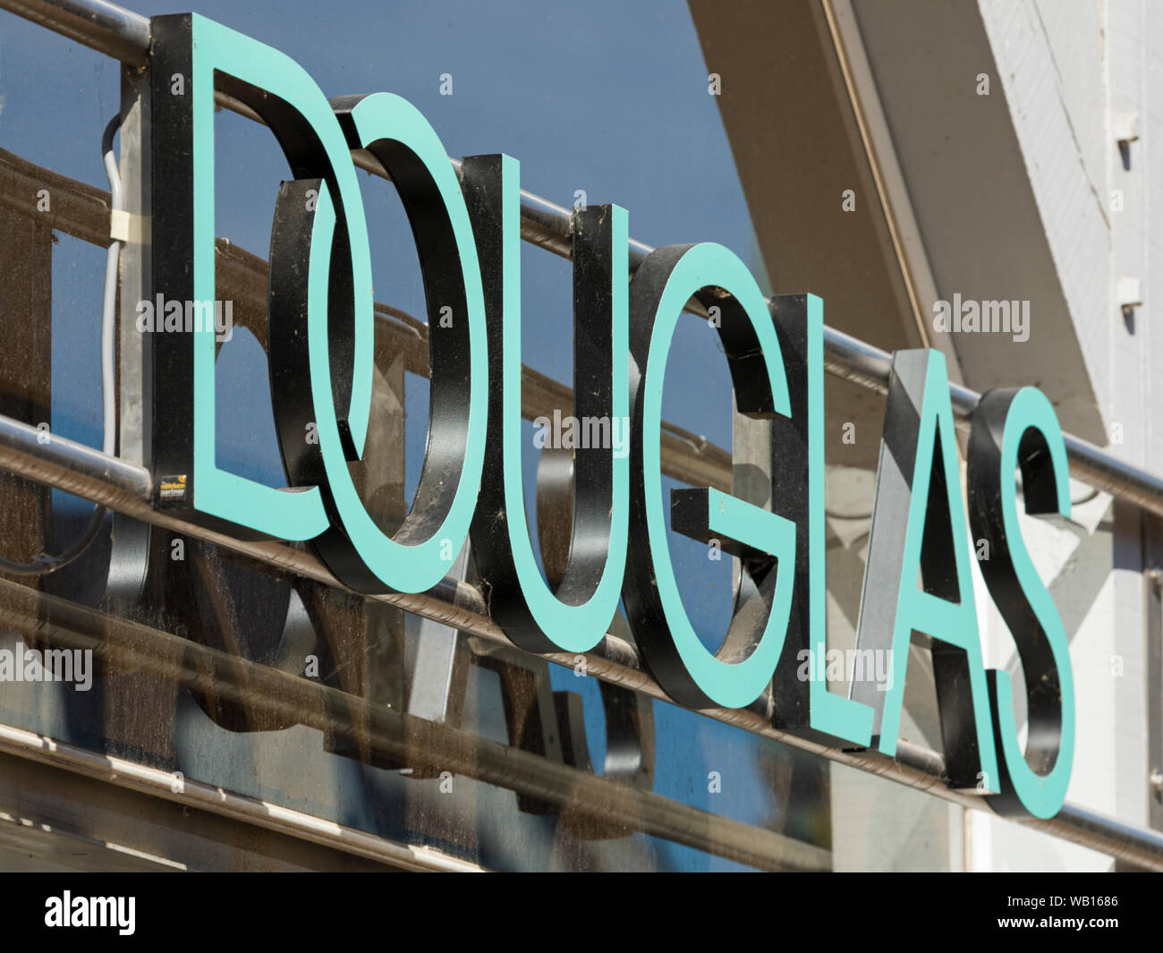 Stade, Germania - Agosto 22, 2019: Digital Signage sopra storefront identificando un Douglas profumeria store. Foto Stock