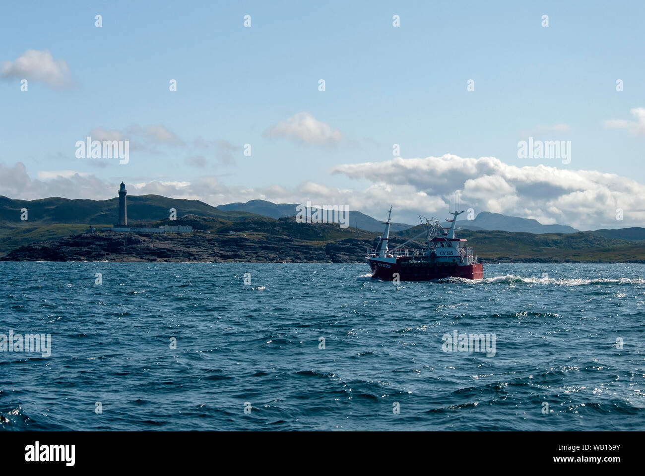 Il Rosso Bianco Castlebay registrato barca da pesca bianco aquila vela passato a Ardnamurchan Faro Scozia seascape CY525 nave nave craft passando poi Foto Stock