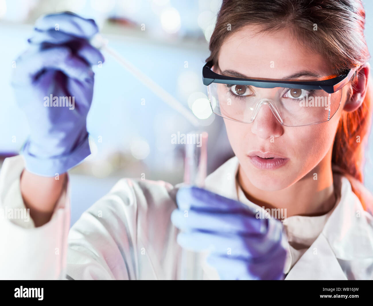 Ai giovani scienziati il pipettaggio in life science laboratory. Foto Stock