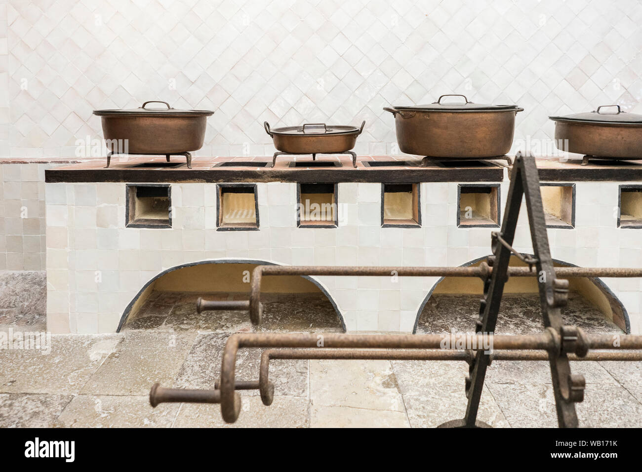 Utensili di rame e piglet grata in originale cucina vintage, Sintra, Portogallo Foto Stock
