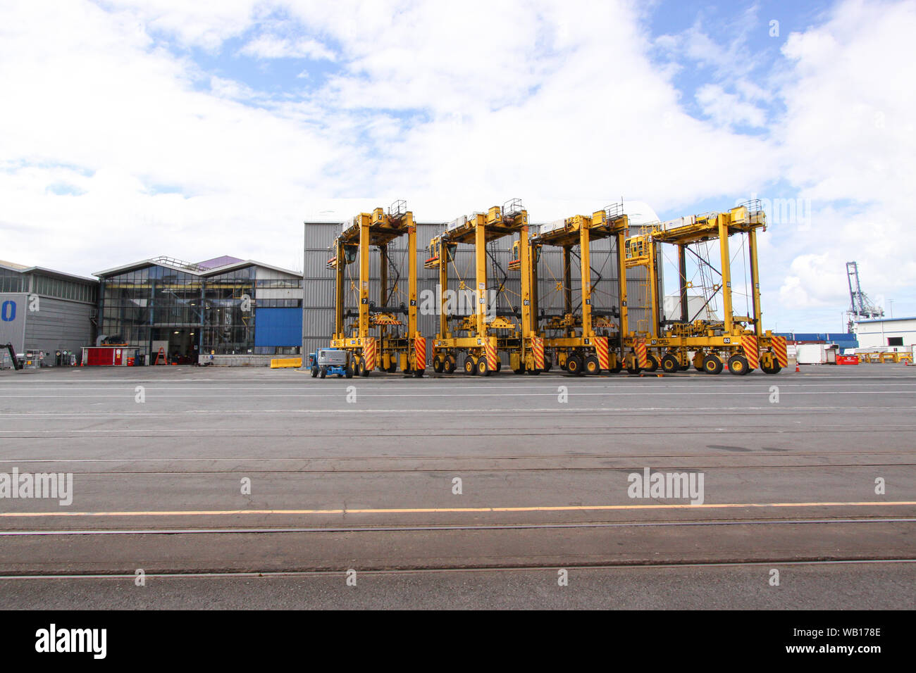 4 parcheggiato Straddle Carrier (Van Carrier) nel porto di Auckland in Nuova Zelanda Foto Stock