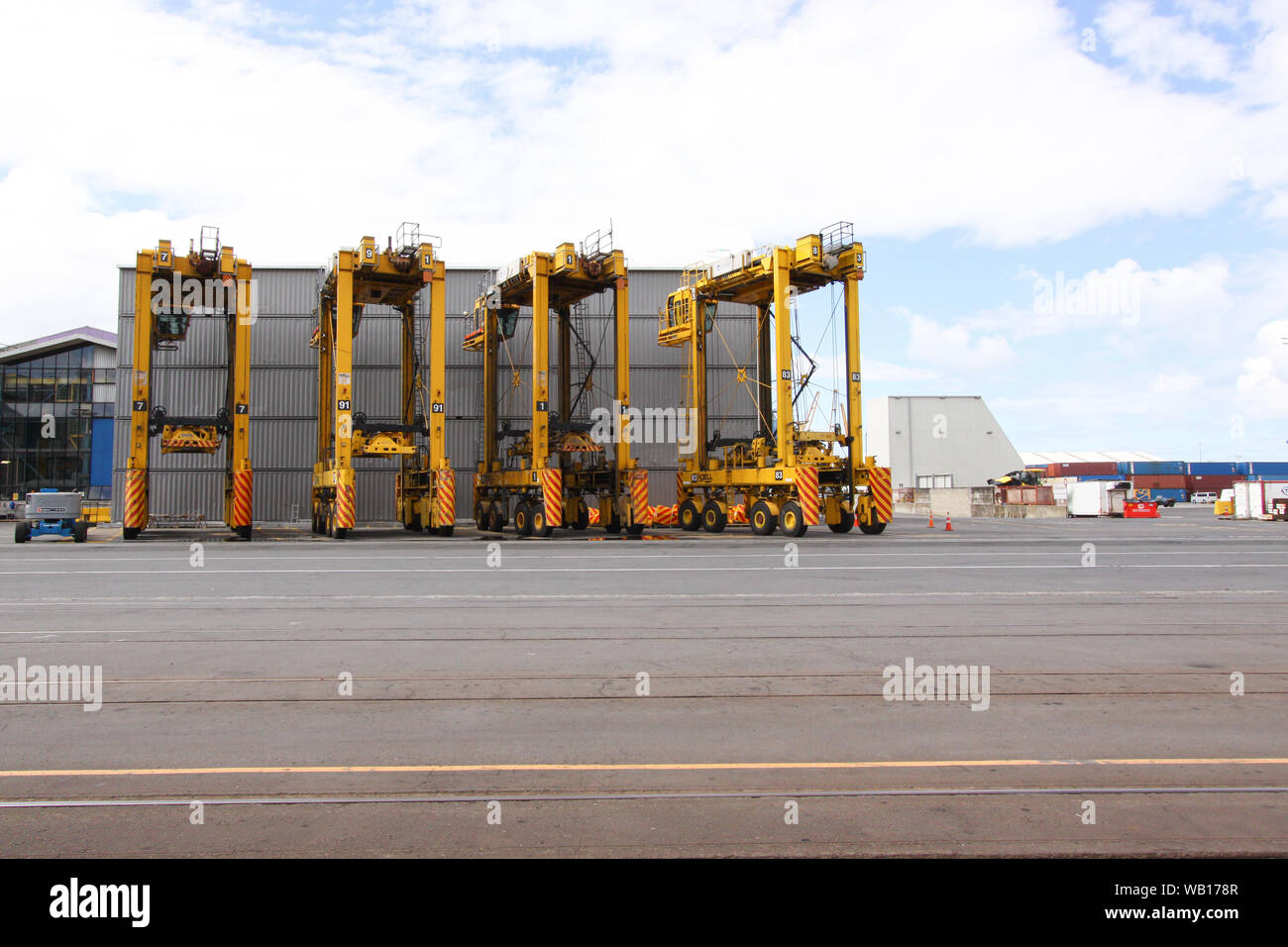 4 parcheggiato Straddle Carrier (Van Carrier) nel porto di Auckland in Nuova Zelanda Foto Stock