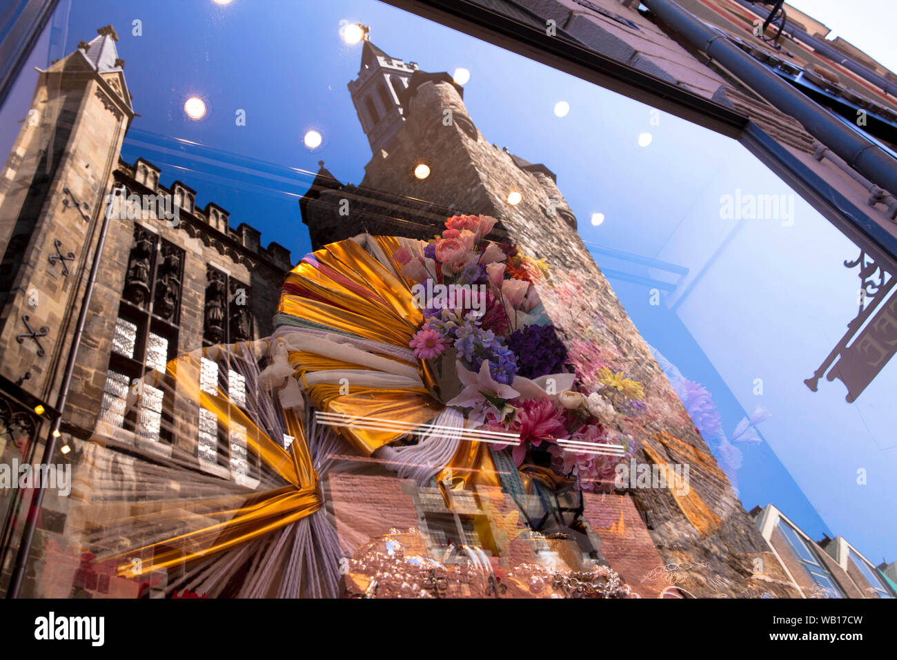 Il Granus tower è riflessa nella vetrina di un negozio, Aachen, Renania settentrionale-Vestfalia, Germania. der Granusturm spiegelt sich in einem Schaufenster, Aachen, Foto Stock