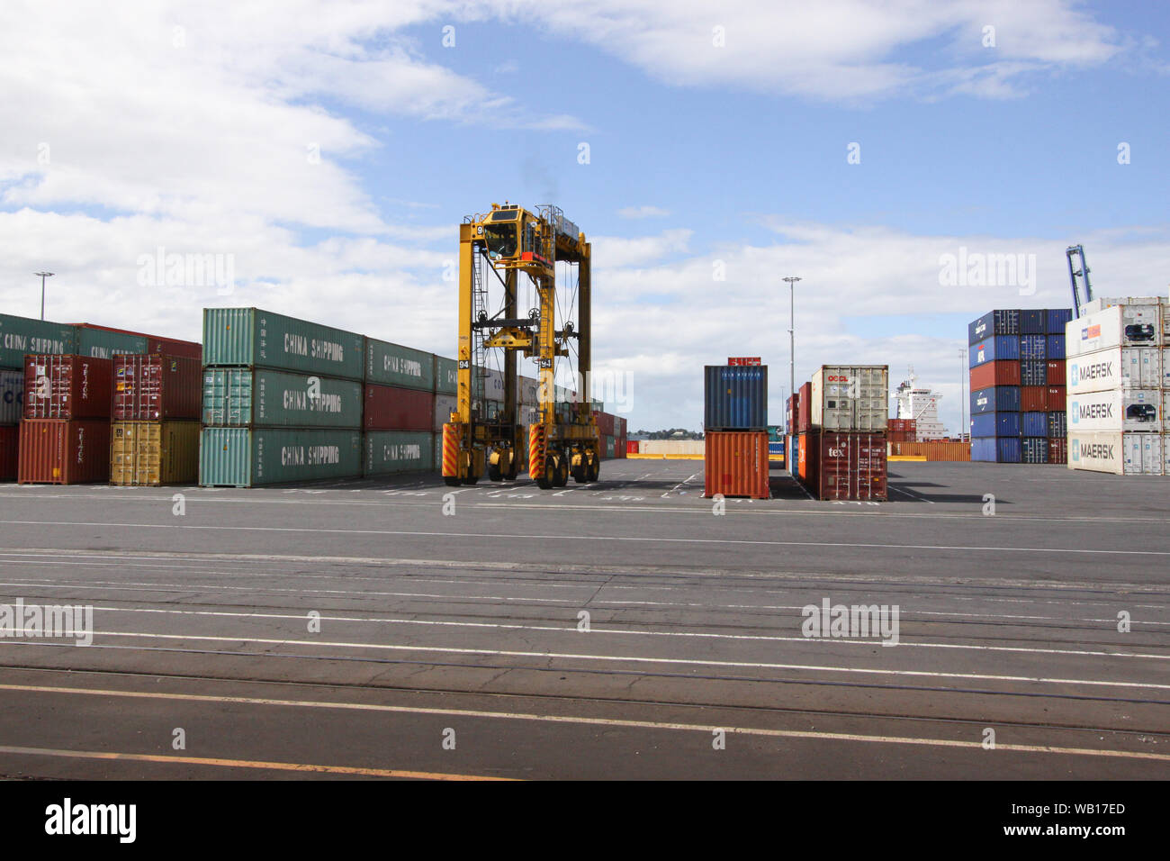 "Straddle Carrier (Van Carrier) senza container nel porto di Auckland in Nuova Zelanda Foto Stock