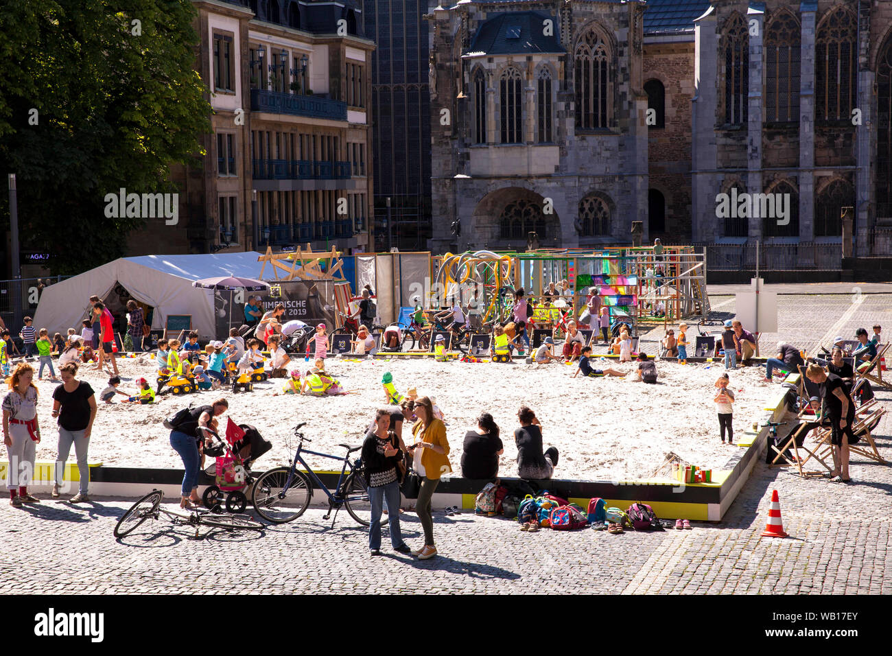 La piazza Katschhof con sandbox di Archimede per i bambini, Aachen, Renania settentrionale-Vestfalia, Germania. der Katschhof, Archimedischer Sandkasten fuer Ki Foto Stock