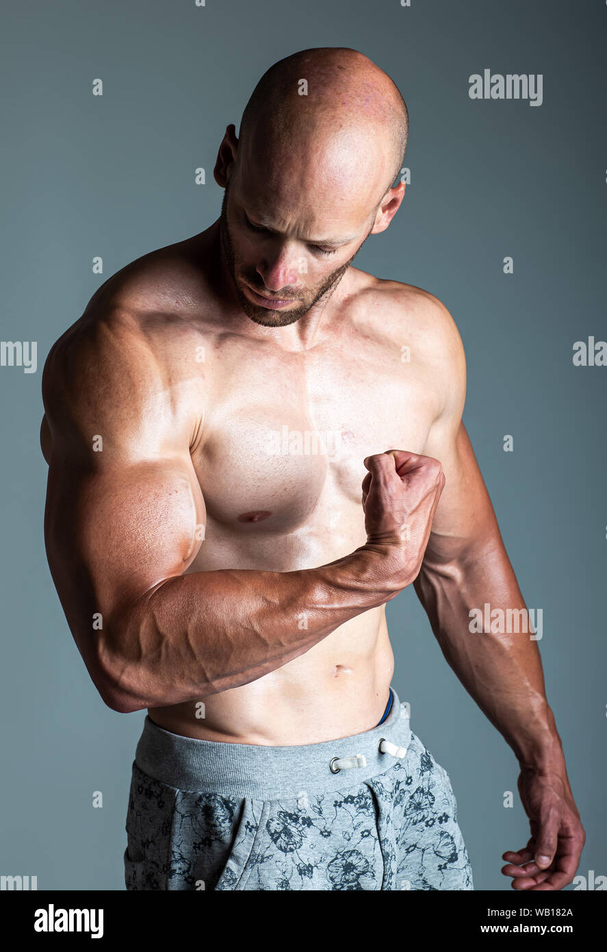 Brutale forte atletico uomini bodybuilding in posa di studio. Bodybuilding e la vita sana nozione Foto Stock