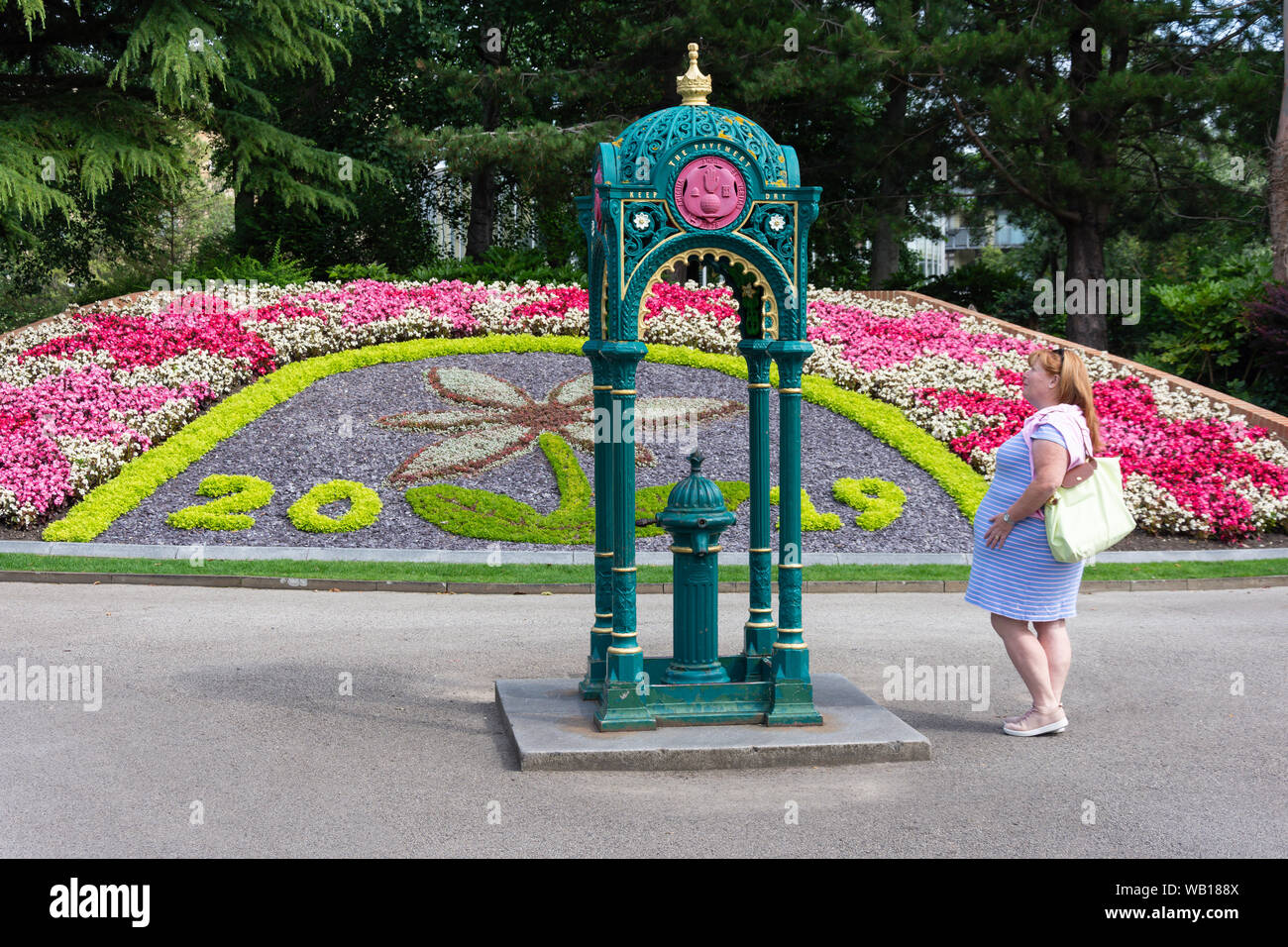 Display floreali e memorial fontana potabile in Mowbray Park, Sunderland, Tyne and Wear, England, Regno Unito Foto Stock