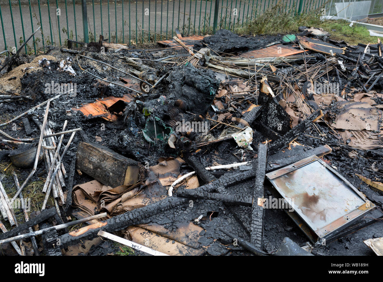 I danni di un incendio di una struttura al Ruskin Comunità del parco giardino, il 21 agosto 2019, a Londra, in Inghilterra. La Comunità giardino è una fonte di educazione e di entusiasmo per la coltivazione di ortaggi e di incoraggiare la città interna del giardinaggio per ridurre l'uscita di carbonio coinvolti nella produzione alimentare e di trasporto. Ricevono sovvenzioni dalla crescita del capitale e la Lambeth azione comunitaria e del Fondo sono stati nominati per il finanziamento nel quadro di Lambeth azione comunitaria fondo 2009/10 dall'Herne Hill Ward consiglieri. Foto Stock