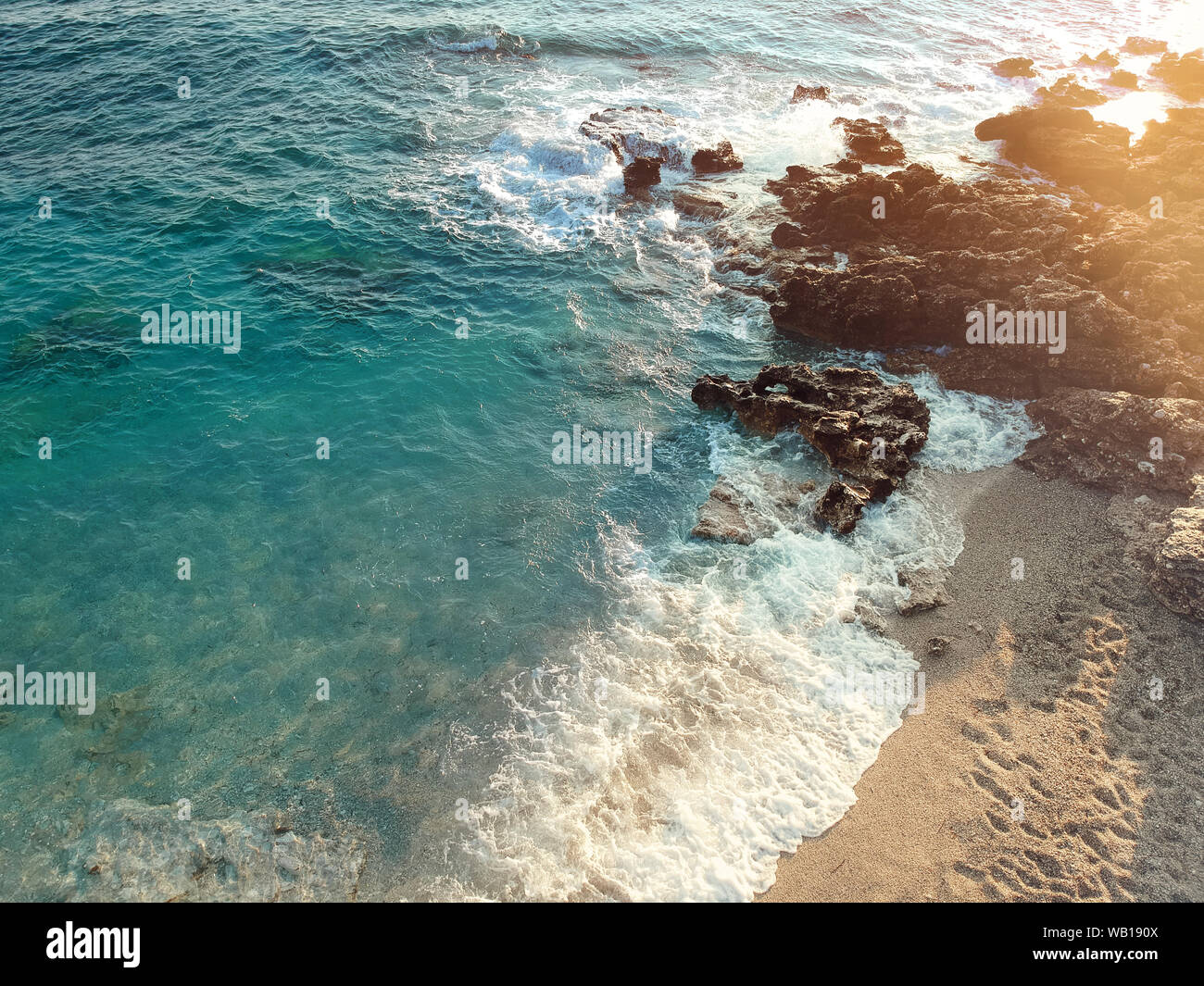 Vista aerea spiaggia rocciosa e crystal acque turchesi del Mar Ionio in Albania. Calma e rilassante vista Foto Stock