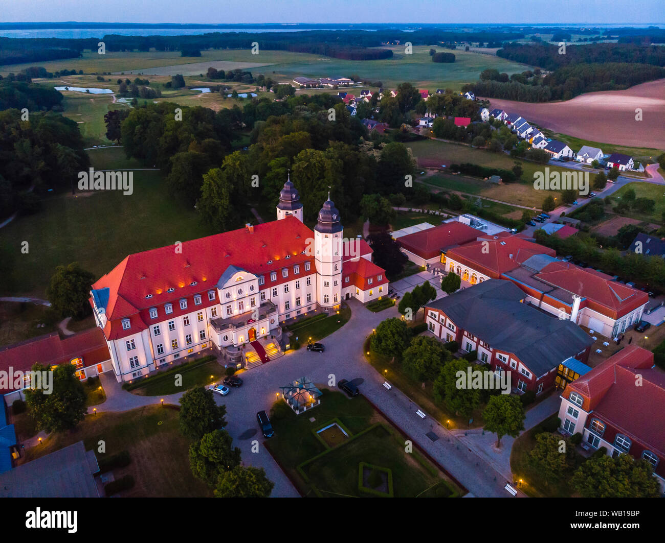 Germania, Meclemburgo-Pomerania, Meclemburgo Lake District, Goehren-Lebbin, veduta aerea del castello Hotel Fleesensee di sera Foto Stock