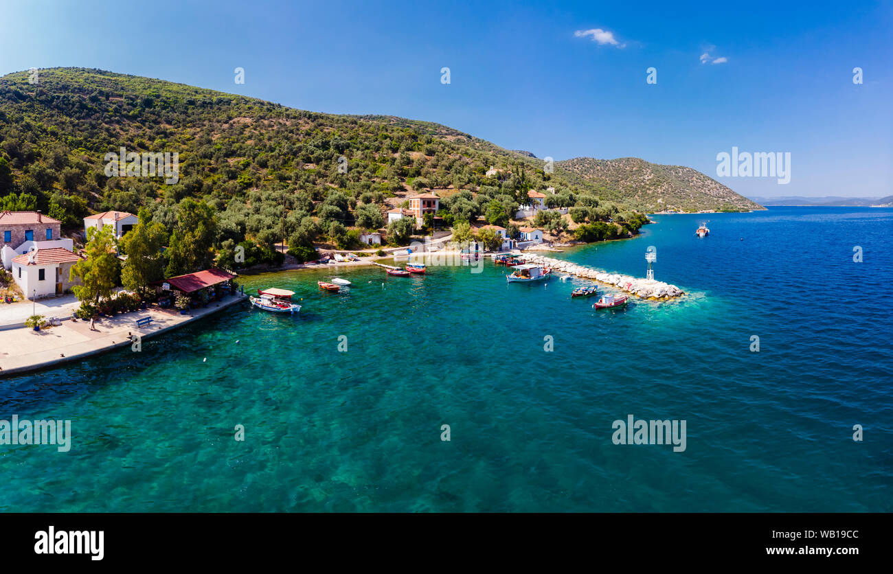 Grecia, il Mare Egeo, Pagasetic Gulf, Penisola Pelion, veduta aerea del villaggio di pescatori e la baia di Kottes Foto Stock