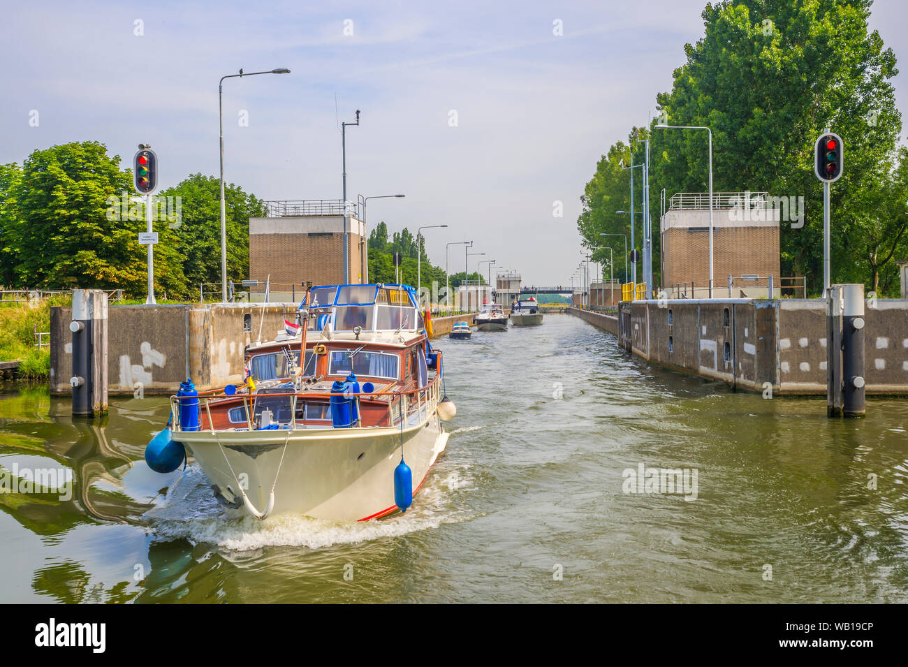 Paesi Bassi, Limburg, Osen, fiume Mosa, sluice, imbarcazione a motore Foto Stock