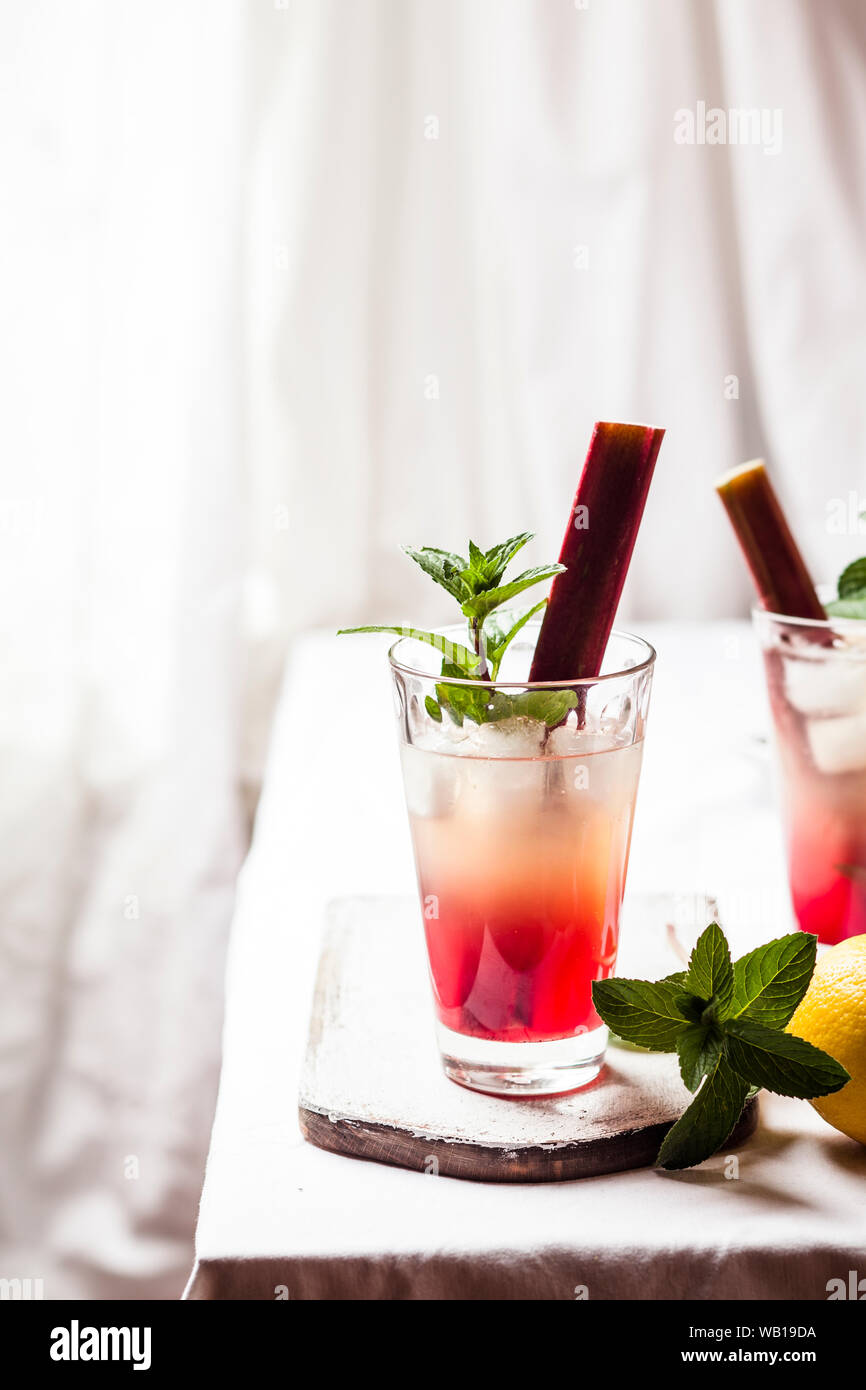 Rabarbaro Collins con gin, prosecco, succo di limone, succo di rabarbaro e sciroppo di hibiscus Foto Stock