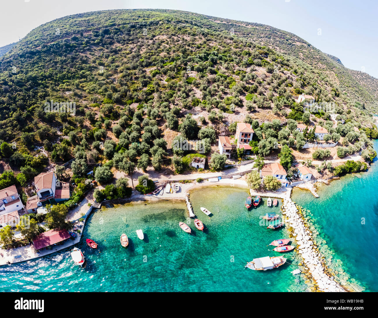 Grecia, il Mare Egeo, Pagasetic Gulf, Penisola Pelion, veduta aerea del villaggio di pescatori e la baia di Kottes Foto Stock