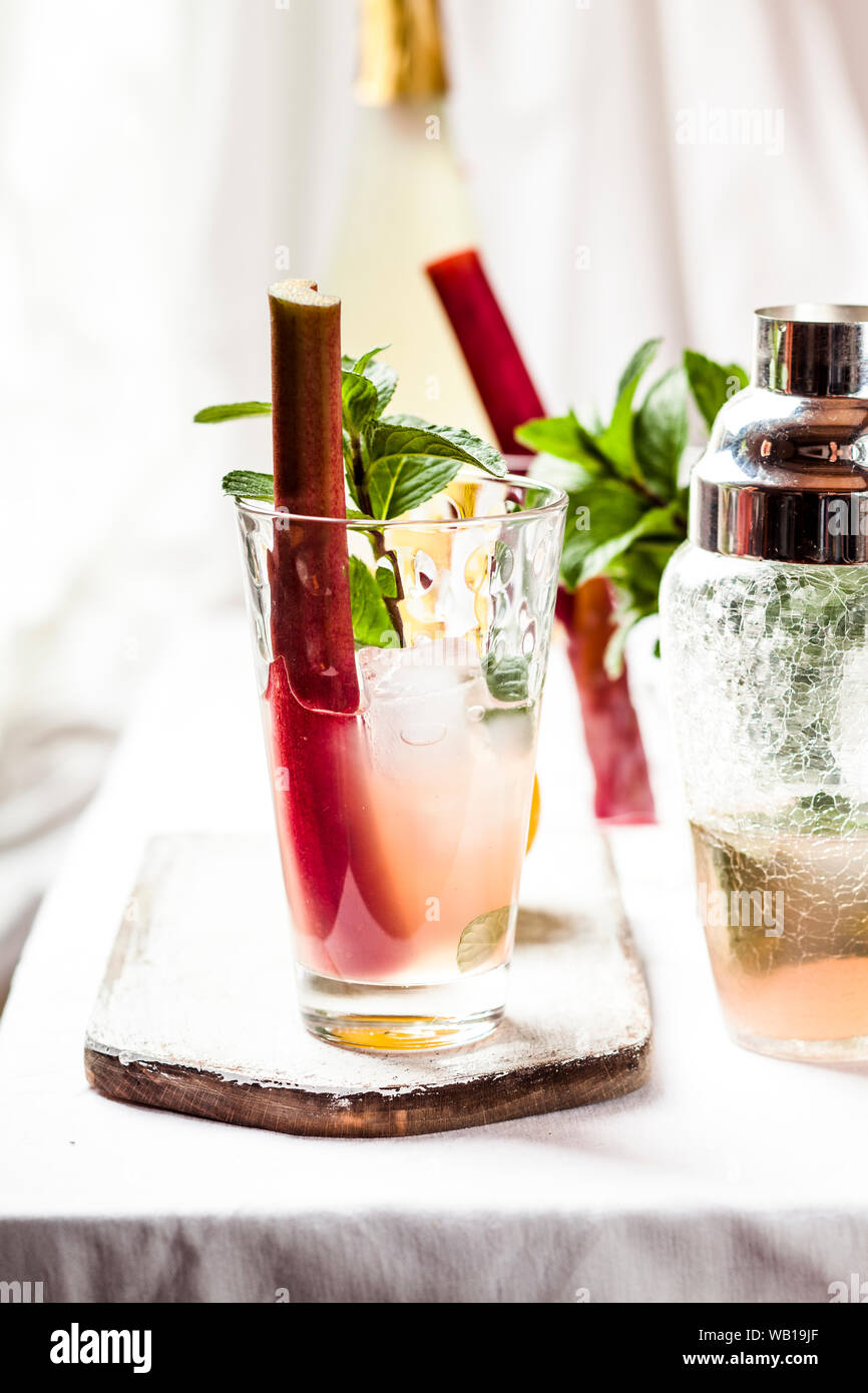 Rabarbaro Collins con gin, prosecco, succo di limone, succo di rabarbaro e sciroppo di hibiscus Foto Stock