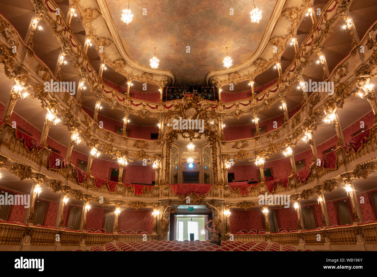 All'interno del bellissimo Teatro Cuvilliés (Cuvilliés-Theater), l'ex teatro di corte della Residenz di Monaco di Baviera, Germania. Foto Stock