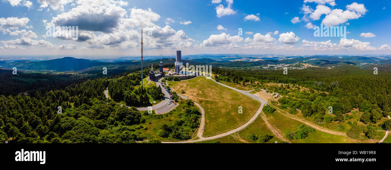 Germania, Hesse, Schmitten, vista aerea di Grosser Feldberg, montante dell'antenna di hr e torre di avvistamento, Oberreifenberg in background Foto Stock