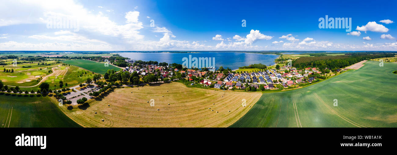 Germania, Meclemburgo-Pomerania, Meclemburgo Lake District, vista aerea di Fleesensee e lago Fleesensee Foto Stock