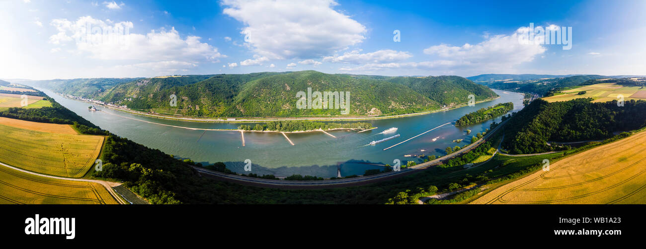In Germania, in Renania Palatinato, Bingen regione, Henschhausen am Rhein, Vista panoramica dei campi di grano, Kaub e castello Pfalzgrafenstein Foto Stock