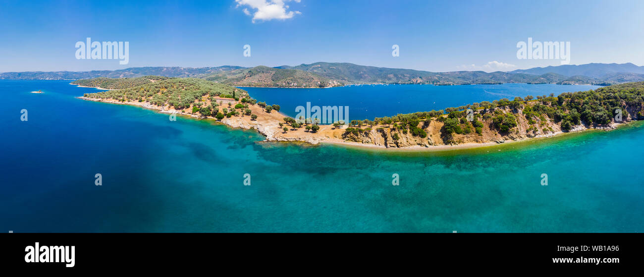 Grecia, il Mare Egeo, Pagasetic Gulf, vista dalla baia di Milina di Alatas Isola, Santo Monastero quaranta Foto Stock