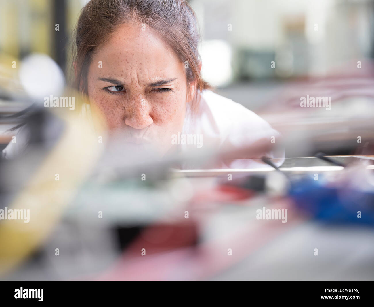 Tecnico femminile lavorando nel laboratorio di ricerca Foto Stock