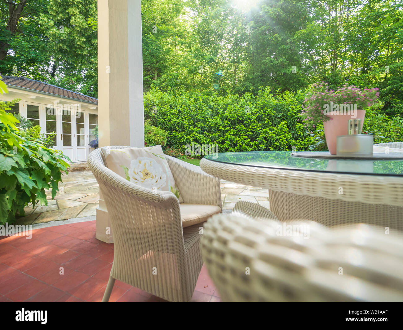 Germania, villa in stile art nouveau, terrazza con sedie bianche e tabella Foto Stock