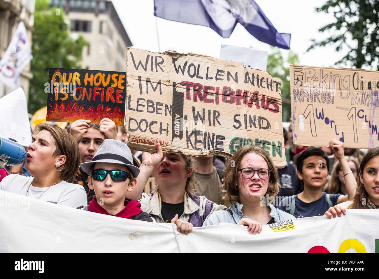 Monaco di Baviera, Germania. 23 Ago, 2019. Rispondendo a rivendicazioni da parte di al Presidente del Brasile Bolsonaro che le ONG possono avere impostato gli incendi che attualmente infuria attraverso l'Amazzonia, attivisti dalla ribellione di estinzione e quindi il venerdì per il futuro si sono riuniti di fronte all'ambasciata brasiliana a Monaco di Baviera, Germania utilizzando una filiera in centinaia di grandi per portare attenzione alla distruzione della più grande del mondo di anidride carbonica repository attualmente in corso. Credito: ZUMA Press, Inc./Alamy Live News Foto Stock