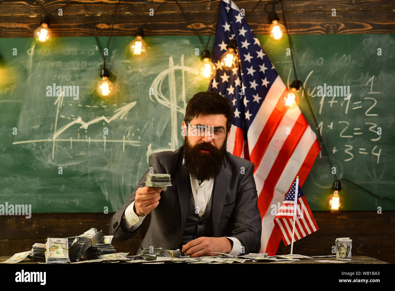 Pianificazione del reddito di aumento della dotazione di bilancio politica. Economia e finanza. Il patriottismo e la libertà. American riforma dell'istruzione nella scuola nel luglio 4. Uomo Barbuto wit Foto Stock