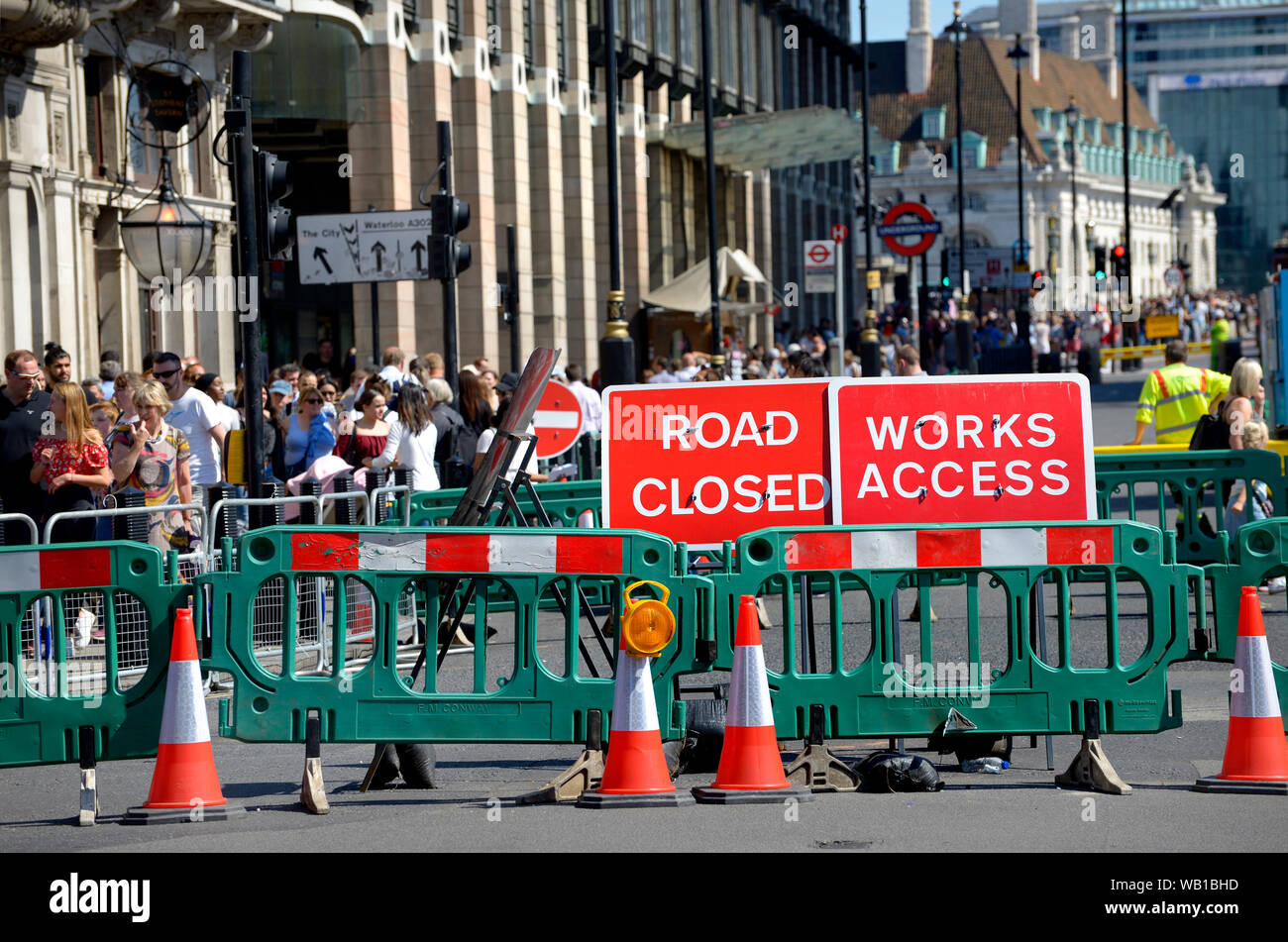 Londra, Inghilterra, Regno Unito. Bridge Street, Piazza del Parlamento chiuso per lavori stradali Foto Stock