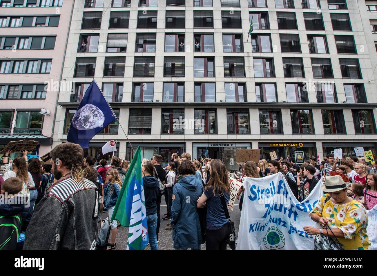 Monaco di Baviera, Germania. 23 Ago, 2019. Rispondendo a rivendicazioni da parte di al Presidente del Brasile Bolsonaro che le ONG possono avere impostato gli incendi che attualmente infuria attraverso l'Amazzonia, attivisti dalla ribellione di estinzione e quindi il venerdì per il futuro si sono riuniti di fronte all'ambasciata brasiliana a Monaco di Baviera, Germania utilizzando una filiera in centinaia di grandi per portare attenzione alla distruzione della più grande del mondo di anidride carbonica repository attualmente in corso. Credito: ZUMA Press, Inc./Alamy Live News Foto Stock