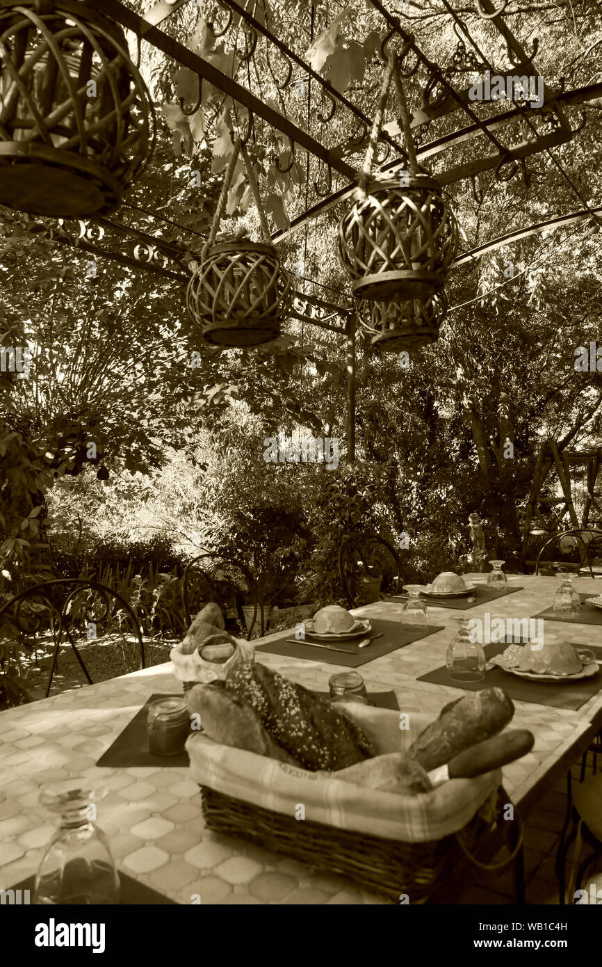 La prima colazione nel sud della Francia, filtrati digitalmente fotografia, Alès, Gard, Francia Foto Stock