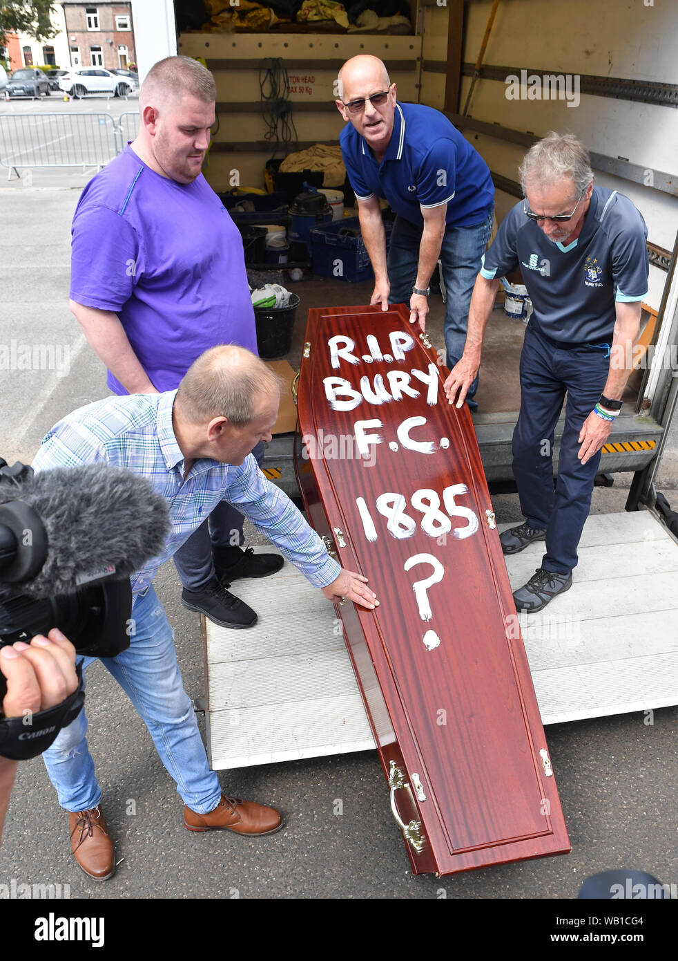 Bury ventole offrono un simbolico feretro leggere 'R.I.P Bury F.C. 1885 ?' a Gigg Lane, casa di Bury FC. Foto Stock