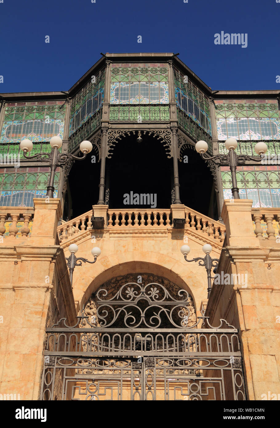 Salamanca, Spagna. Pannelli a vetrata, cast di elementi in ferro battuto e il balcone in pietra del Museo modernista di Salamanca del centro storico. Foto Stock