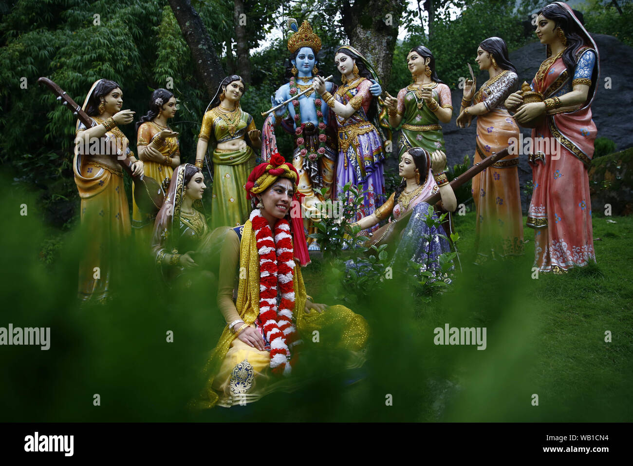 Kathmandu, Nepal. 23 Ago, 2019. Un devoto si siede di fronte a idoli di Krishna e Radha durante il Krishna Janmashtami, l'annuale festival indù che celebra l'anniversario della nascita di Krishna in Kathmandu, Nepal Venerdì 23 Agosto, 2019. Credito: Skanda Gautam/ZUMA filo/Alamy Live News Foto Stock