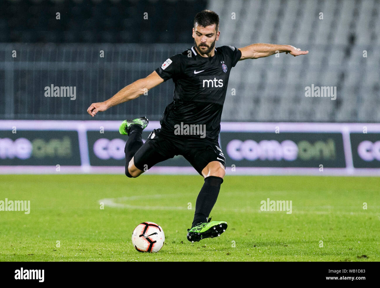 Il 22 agosto 2019; Stadion FK Partizan Belgrado, Serbia; Europa League qualificazione, Partizan Belgrado versus Molde; Igor Vujacic del Partizan si fa avanti sulla sfera - solo uso editoriale. Foto Stock