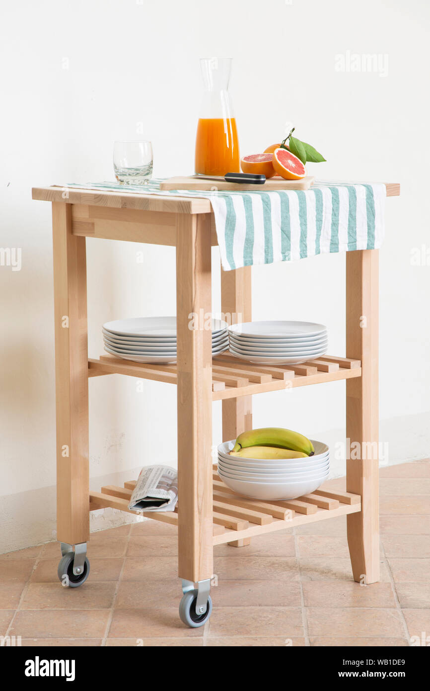 Carrello Ikea con frutta per colazione pronta Foto stock - Alamy