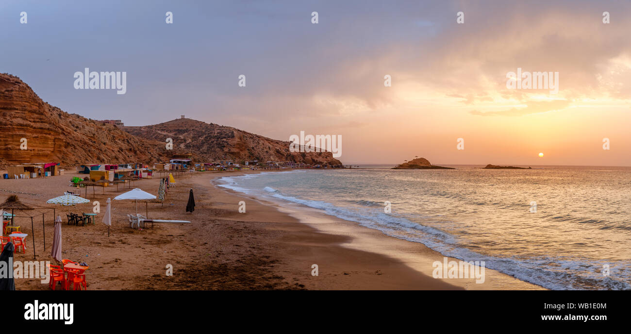 Il tramonto sotto il bel cielo azzurro sulla spiaggia Foto Stock