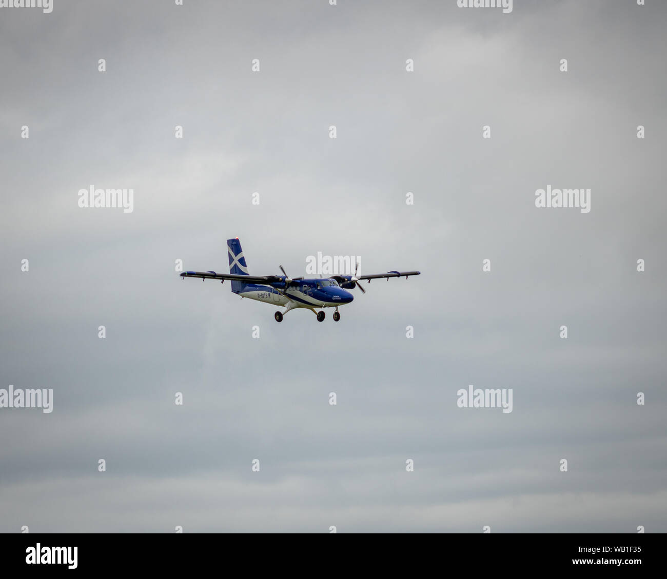 Barra aeroporto, Ebridi Esterne, Scozia. Il Loganair Twin Otter aerei di atterraggio e di decollo in aeroporto. Foto Stock