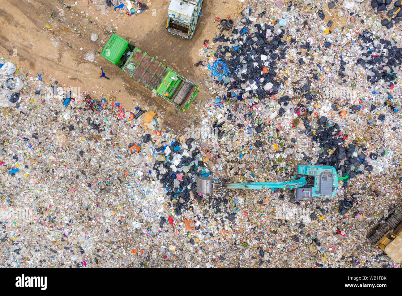 Immondizia o montagne di rifiuti o di discarica, vista aerea immondizia camion scaricare rifiuti in una discarica. Plastica crisi dell'inquinamento. Foto Stock