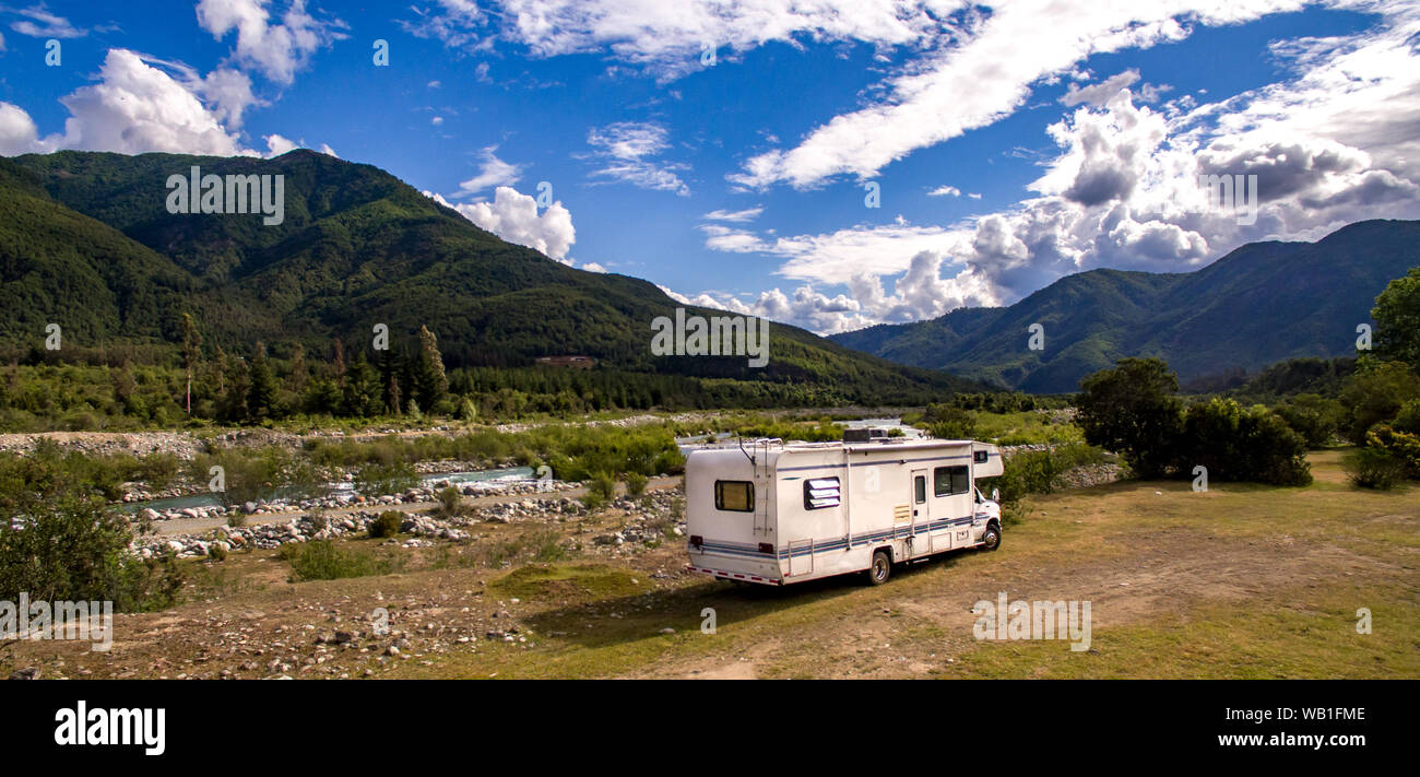 Camper in Argentina cileno montagna Ande. Viaggio di famiglia travel vacation su Motorhome RV nelle Ande. Foto Stock