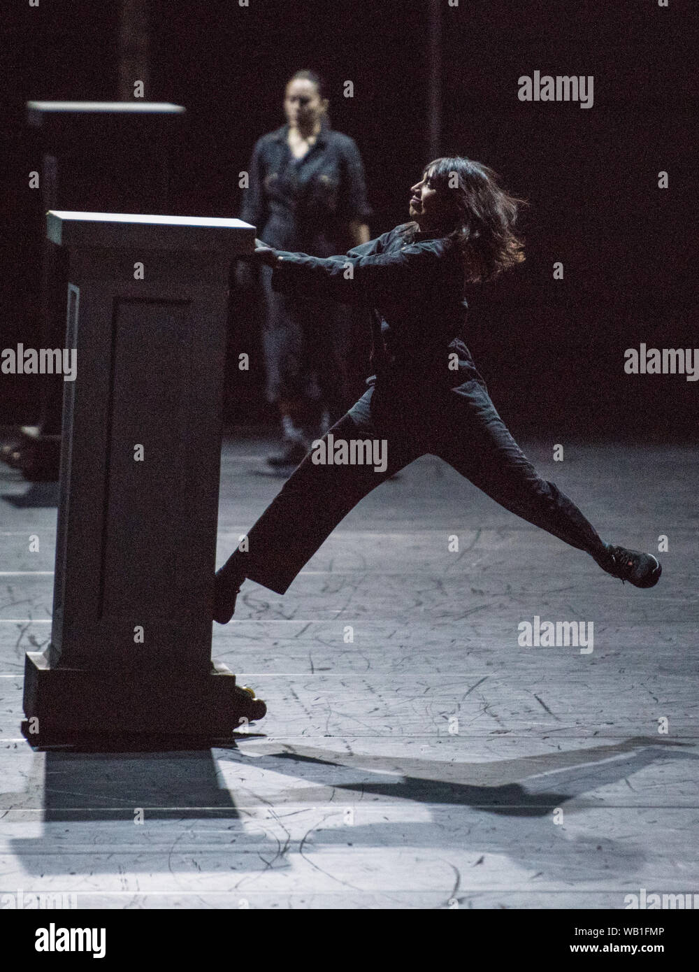 Bochum, Germania. Il 22 agosto, 2019. Attenzione: blocco fuori tempo 23.08.2019, 22 ore. Membri dell'Ensemble di eseguire in Jahrhunderthalle Bochum durante le prove fotografiche della riproduzione musicale " tutto ciò che è accaduto e che accadrebbe' diretto da Heiner Goebbels. Credito: Caroline Seidel/dpa - ATTENZIONE: Solo per uso editoriale nel contesto della relazione sulla Ruhrtriennale 2019/dpa/Alamy Live News Foto Stock