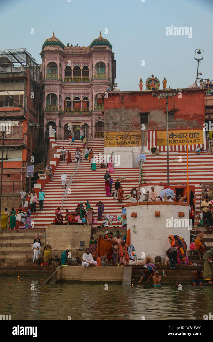 Adoratori di pulizia sulla città ghats con antichi templi ed edifici architettonici, il santo Gange, Varanasi, India, Asia centrale Foto Stock