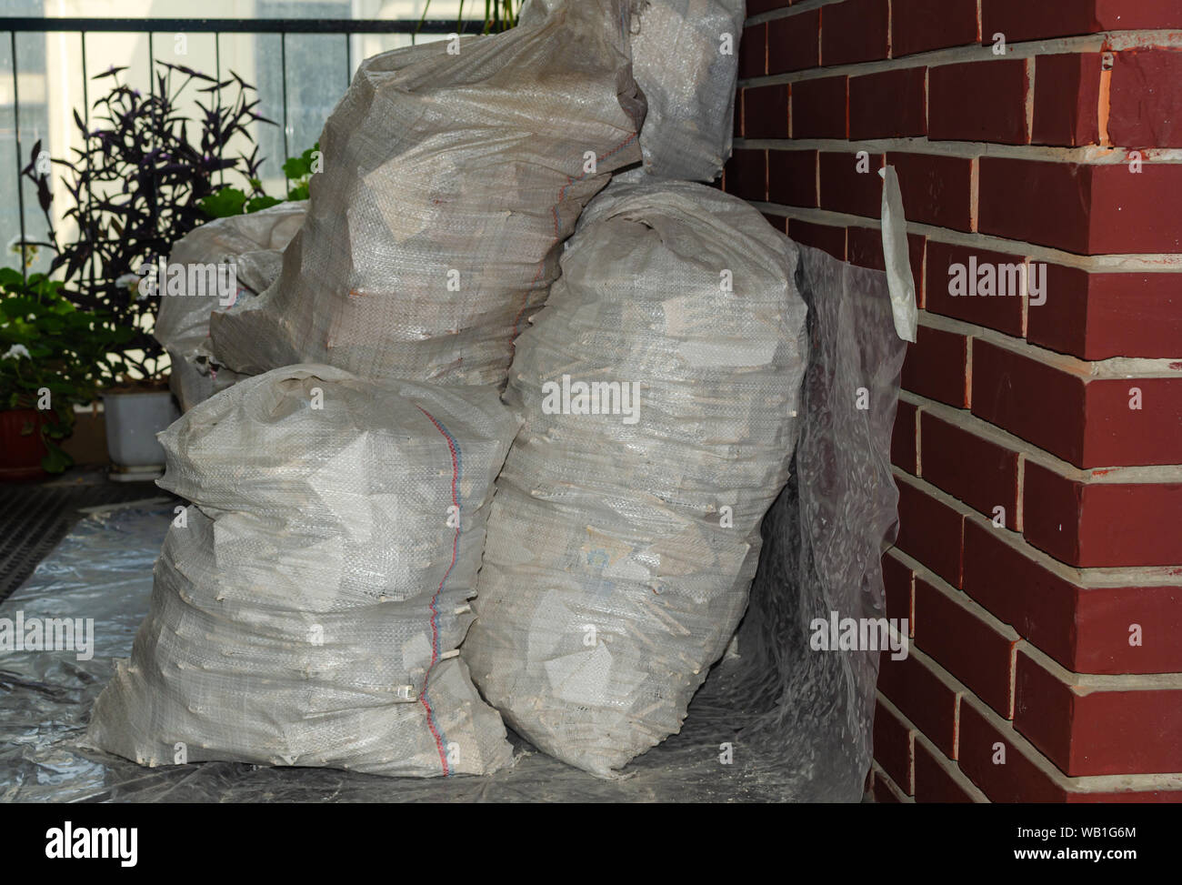 Sacchetti con costruzione relitto dopo lavori di ristrutturazione in un appartamento Foto Stock