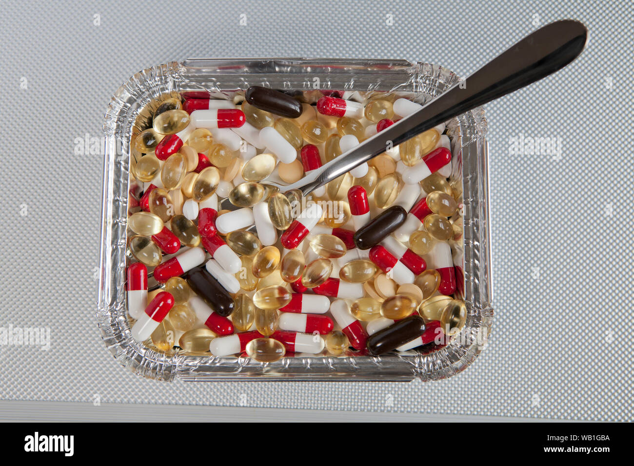Una selezione di differenti pillole in un fast food contenitore. Foto Stock