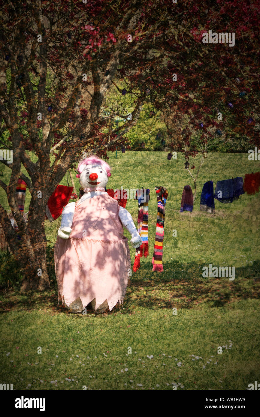 Scarecrows in un giardino come parte dell'isola di Guernsey è lo spaventapasseri festival Foto Stock