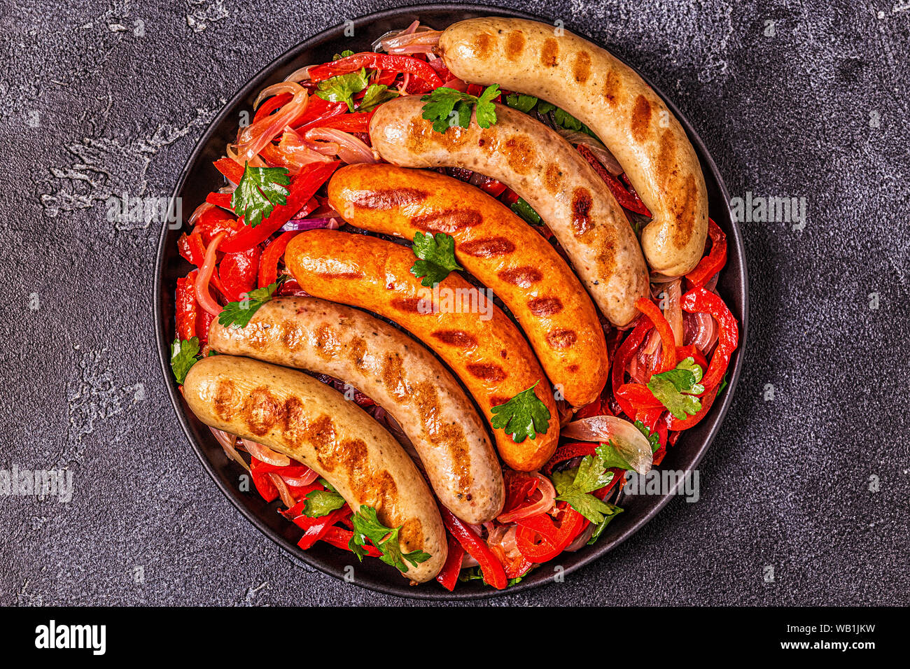 Salsicce alla griglia con verdure, vista dall'alto Foto Stock