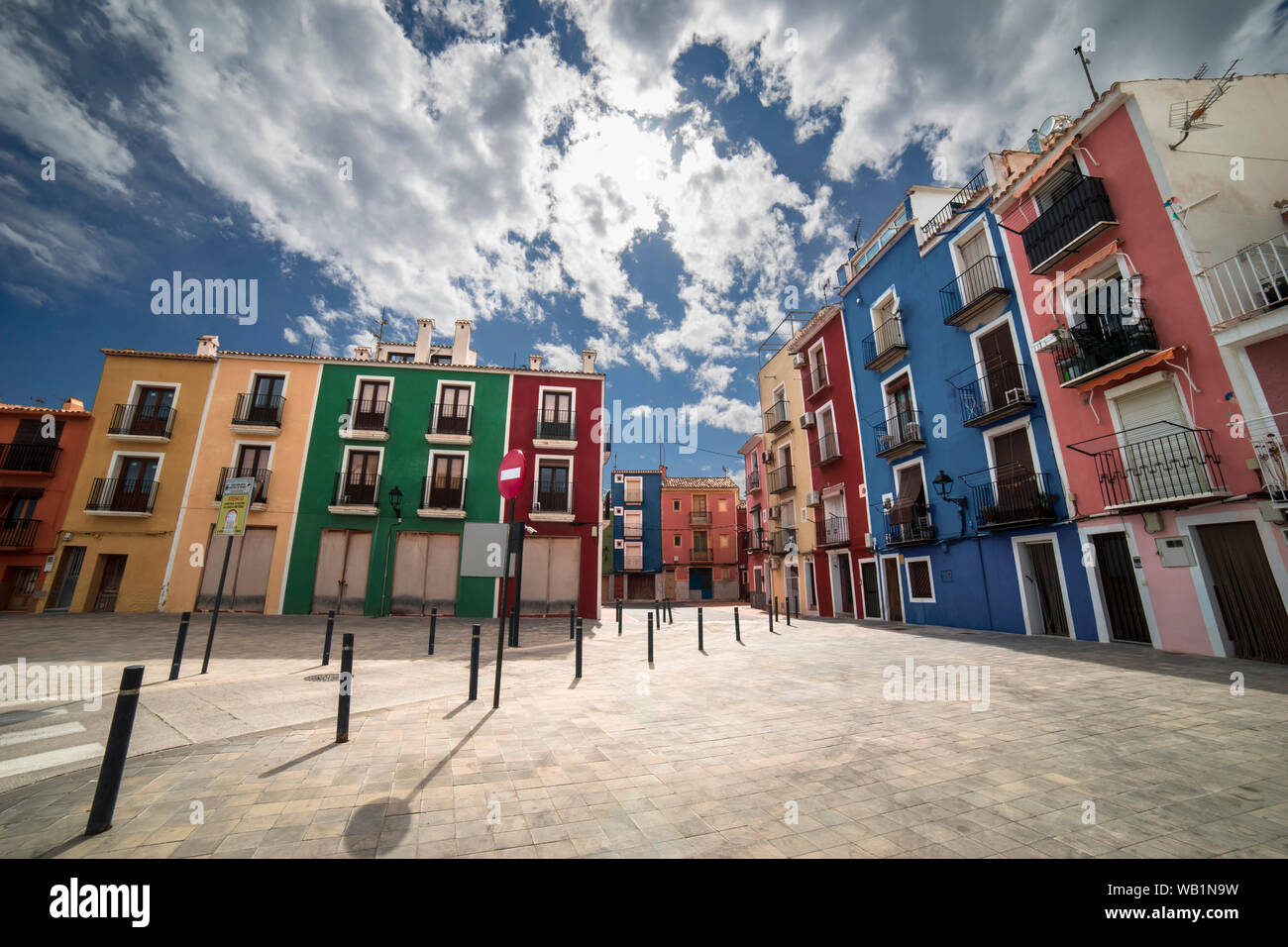 Luminosa cittadina balneare di Spagna. Paesaggio con graziosi edifici colorati. Villajoyosa, Costa Blanca, provincia di Alicante, Comunità Valenciana, Spagna Foto Stock